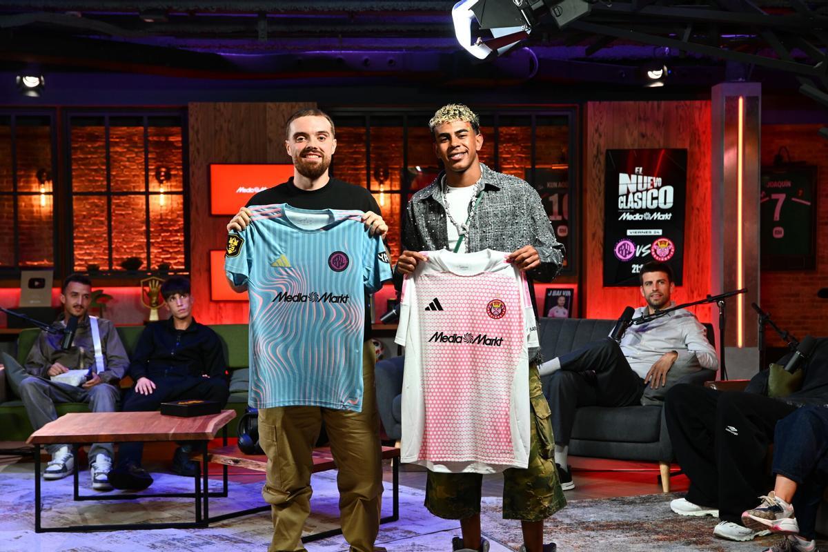 Lamine Yamal, junto a Ibai Llanos; al fondo a la derecha de la imagen, Gerard Piqué