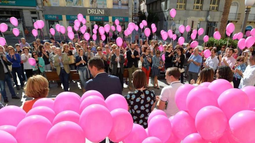 El manifiesto por el Día Internacional del Cáncer de Mama ha llenado la Plaça de Baix