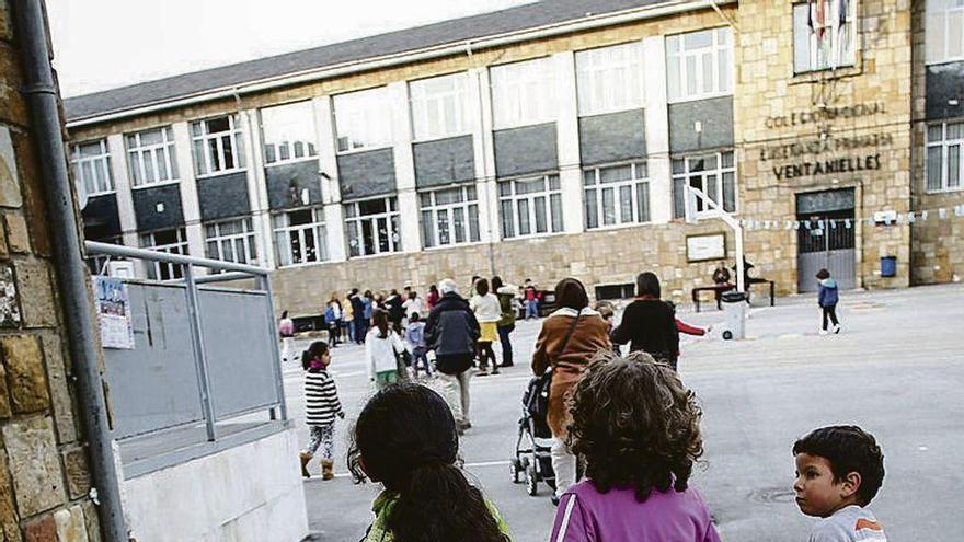 Alumnos a la entrada de un centro educativo.