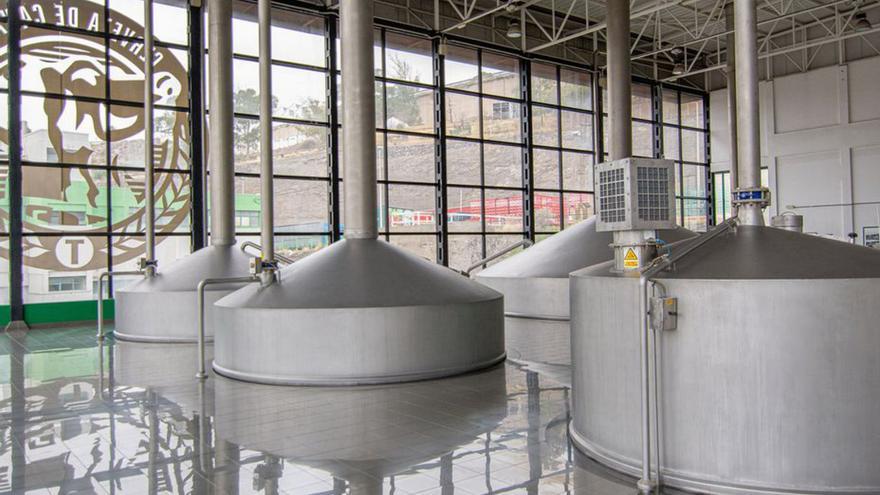 Cervecera Canarias cuenta con una planta de producción en la capital tinerfeña que se ha modernizado con el objeto de promover una elaboración de sus productos más sostenible.