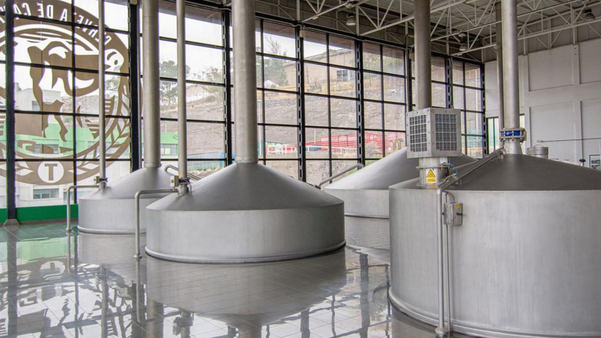 Cervecera Canarias cuenta con una planta de producción en la capital tinerfeña que se ha modernizado con el objeto de promover una elaboración de sus productos más sostenible.