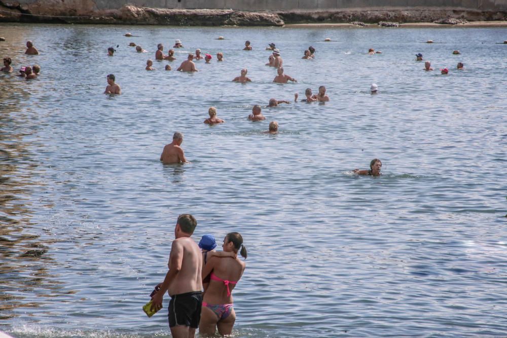 El buen tiempo y las buenas condiciones marítimas siguen animando a pasar la jornada en la playa pese a que desde hace tres semanas no hay servicio de socorrismo en Torrevieja