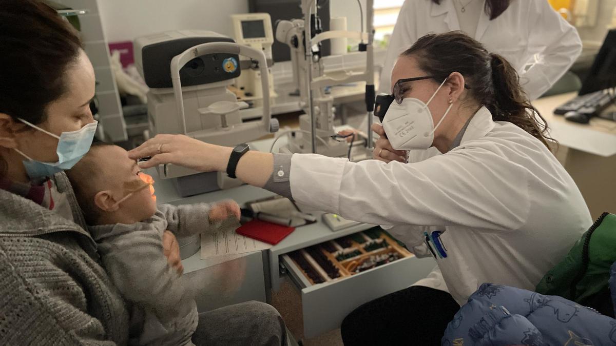 La doctora Raquel Moral examina los ojos a un bebé en el Hospital Sant Joan d'Alacant