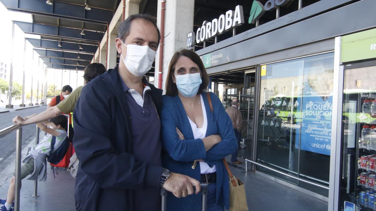 Isabel y Jorge, a la espera de un taxi en la estación este viernes.