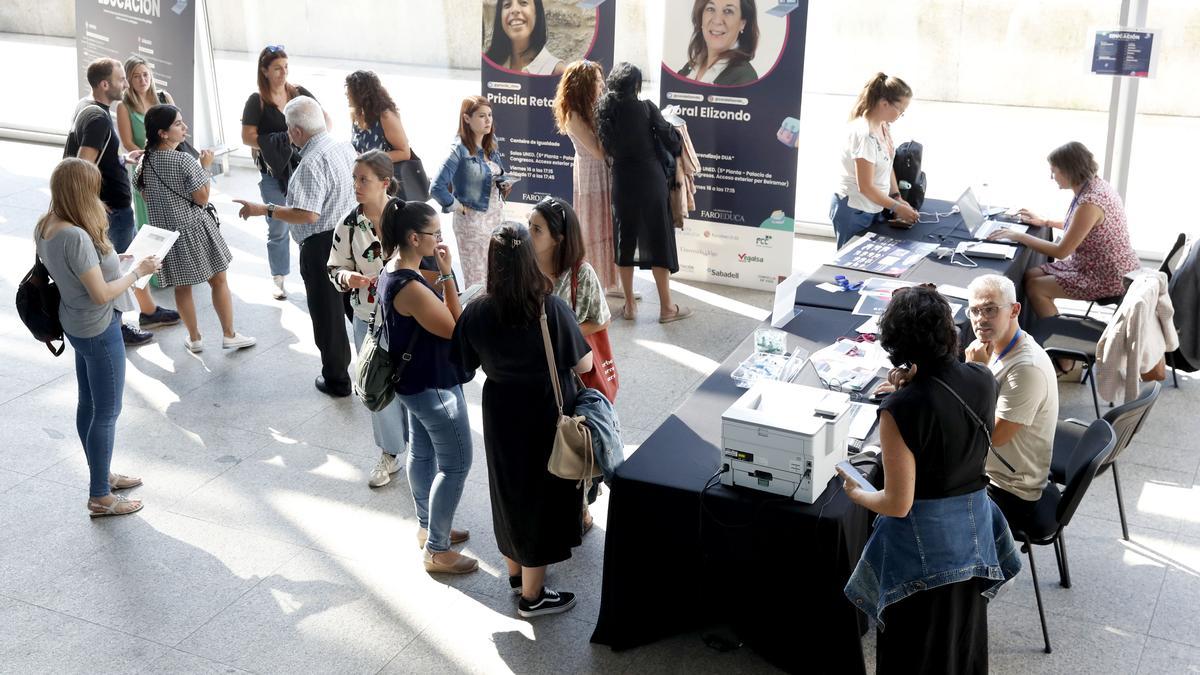 Asistentes al foro, en la entrada