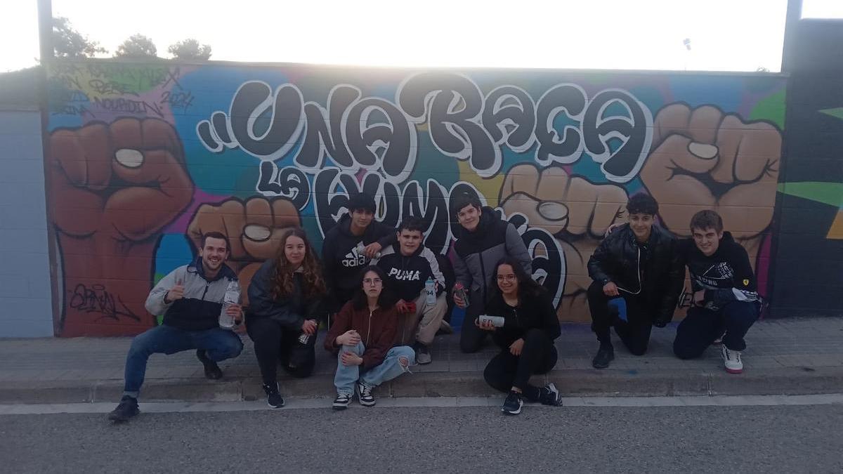 L’Ajuntament de Vallbona i l’Institut col·laboren en un taller de graffiti contra el racisme i la xenofòbia