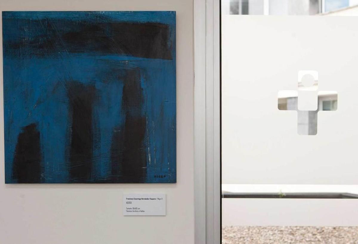 Una de las obras colgadas en un pasillo del hospital.