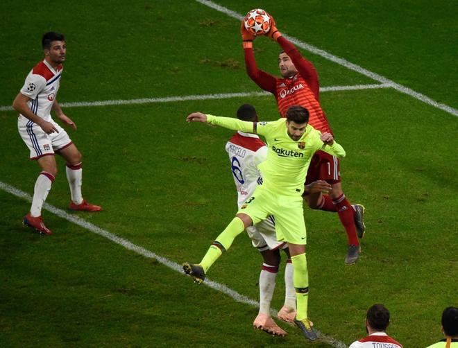 El portero Anthony Lopes detiene el balón durante el partido por los octavos de final de la Liga de Campones de la UEFA entre el FC Barcelona y el Olympique de Lyon, este martes, en el estadio Groupama de Decines-Charpieu