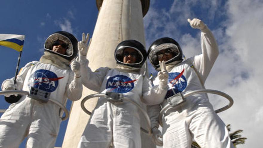 Astronautas de Carrizal colocan la bandera en Belén María.