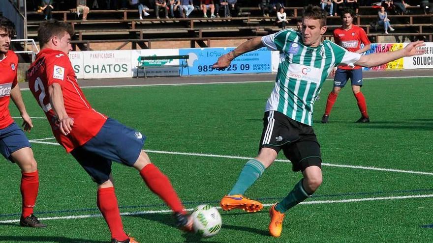 Pablo Sánchez disputa un balón en el choque ante el Praviano.