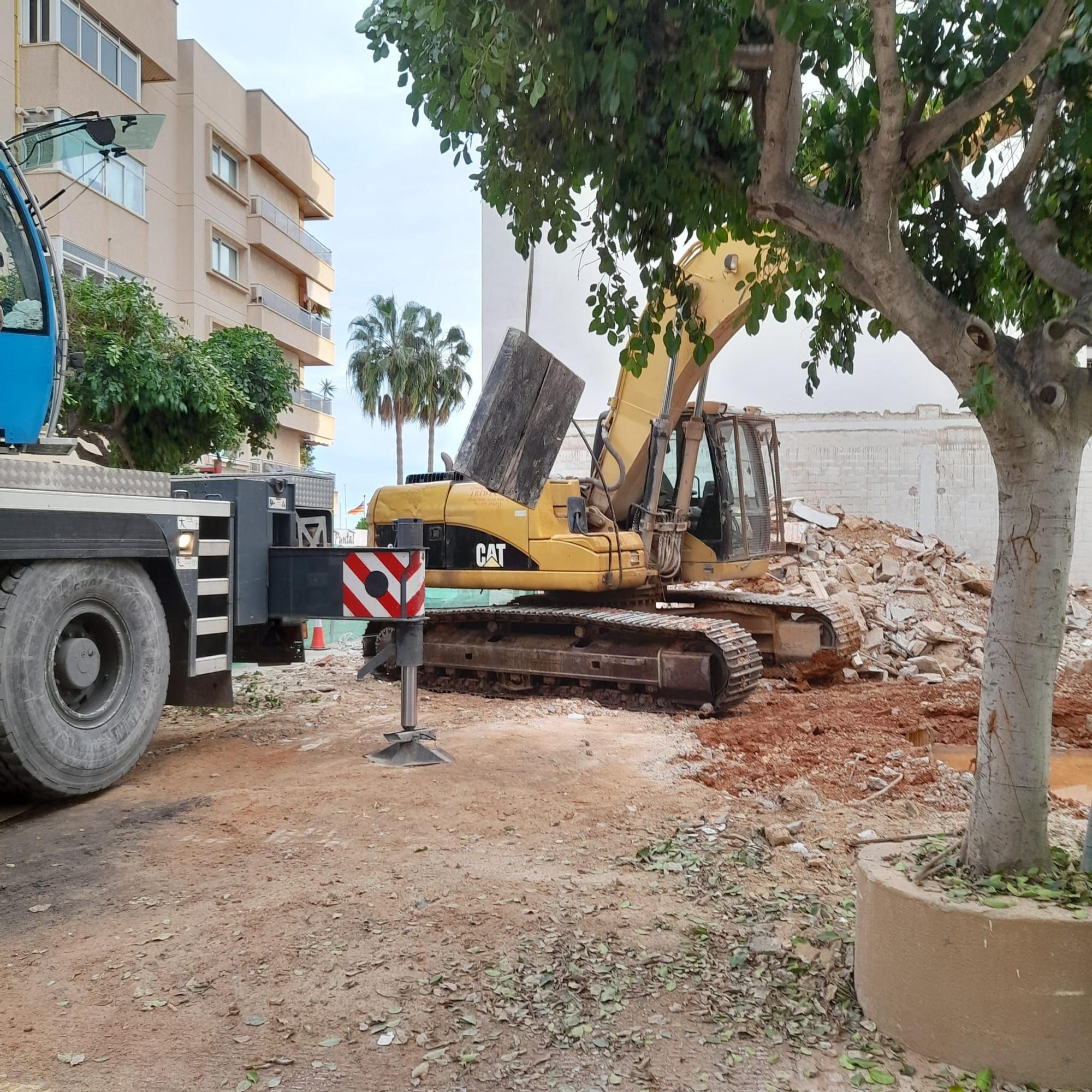 Excavadora hundida en la tierra de un solar en obras en Ibiza