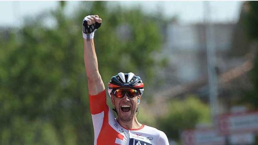 Roger Kluge festeja la victoria en la décimoséptima etapa del Giro.