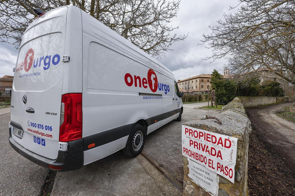 Una furgoneta de mudanzas entrando esta semana al convento de Belorado.