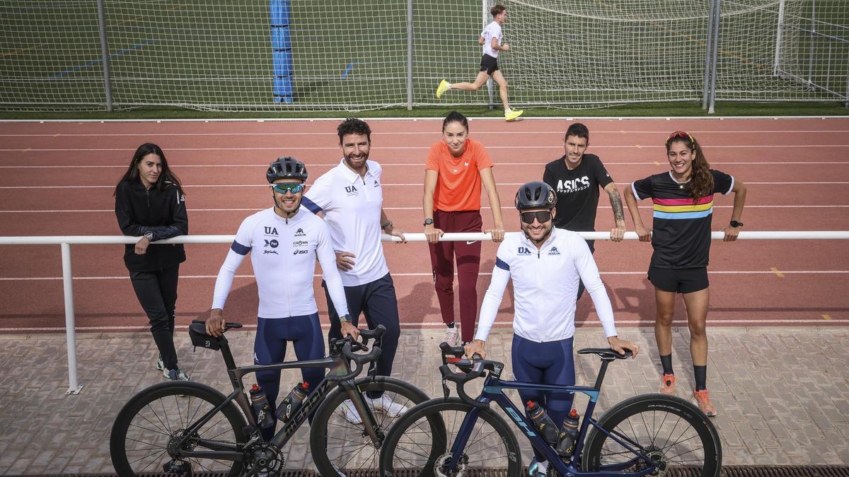 Triatletas y atletas de la Universidad de Alicante posan antes de un entrenamiento.