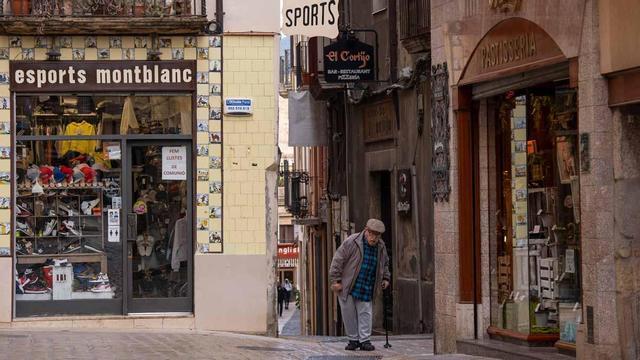 Un hombre pasea por las calles de Montblanc