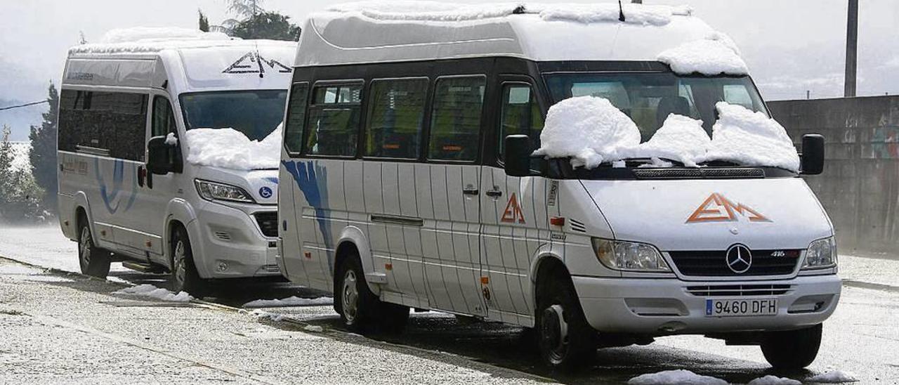 Dos autobuses escolares, estacionados junto a un colegio de Forcarei. // Bernabé/Adrián Rei