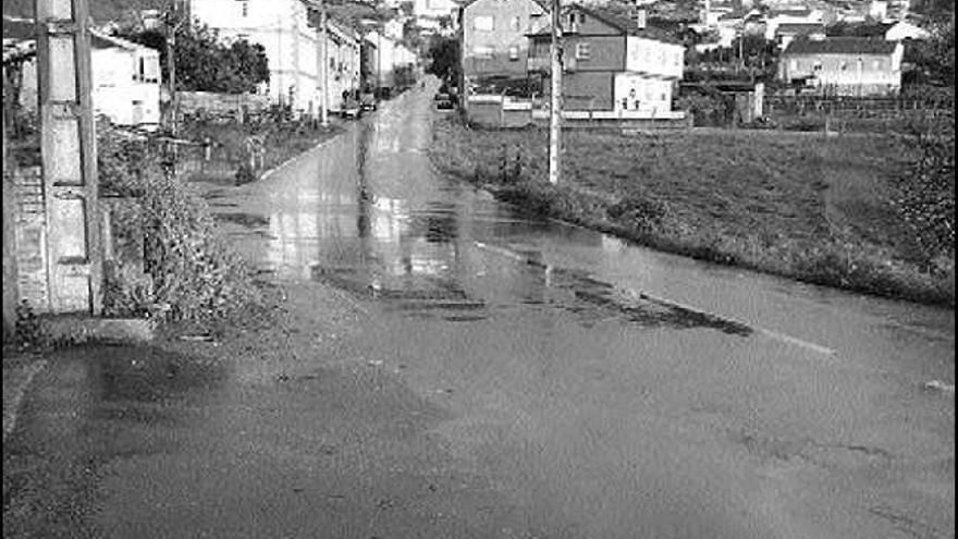 La transitada carretera necesita urgentemente las aceras. / junior