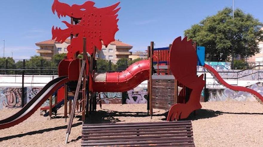 El parque del dragón de Cáceres tendrá nuevos columpios