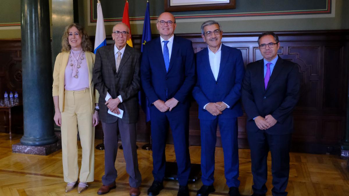 De izquierda a derecha, Teresa Mayans, José Mendoza, Anselmo Pestana, Román Rodríguez y Gustavo Santana.