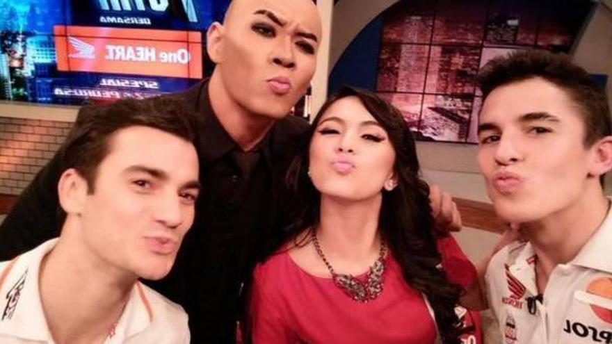 Una presentadora de la televisión indonesia flirtea con Marc Márquez en directo