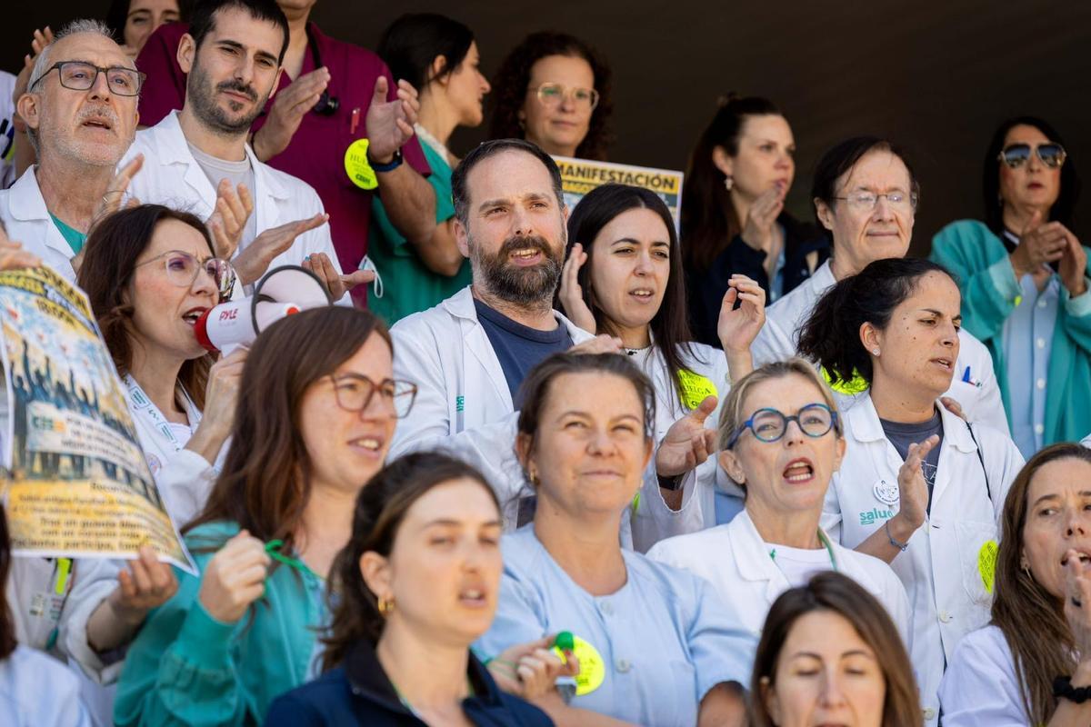 Concentración de los médicos en el hospital Clínico de Zaragoza en el primer día de la segunda seman de huelga médica.