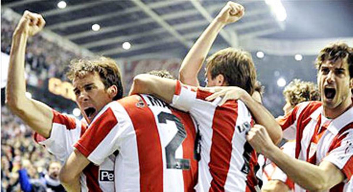 Els jugadors de l’Athletic celebren el primer dels tres gols que li han marcat al Sevilla. Els jugadors de l’Athletic celebren el primer dels tres gols que li han marcat al Sevilla.
