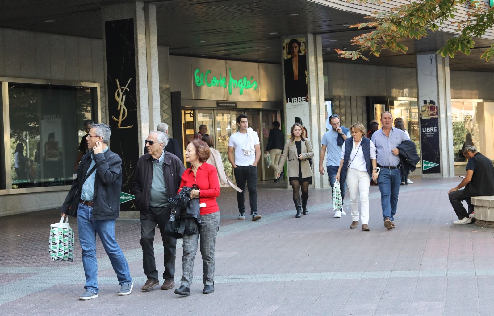 Mucha gente pero pocas bolsas en los comercios en una nueva apertura en festivo