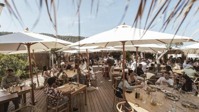La terraza del restaurante, en la playa des Cavallet. | | EL CHIRINGUITO