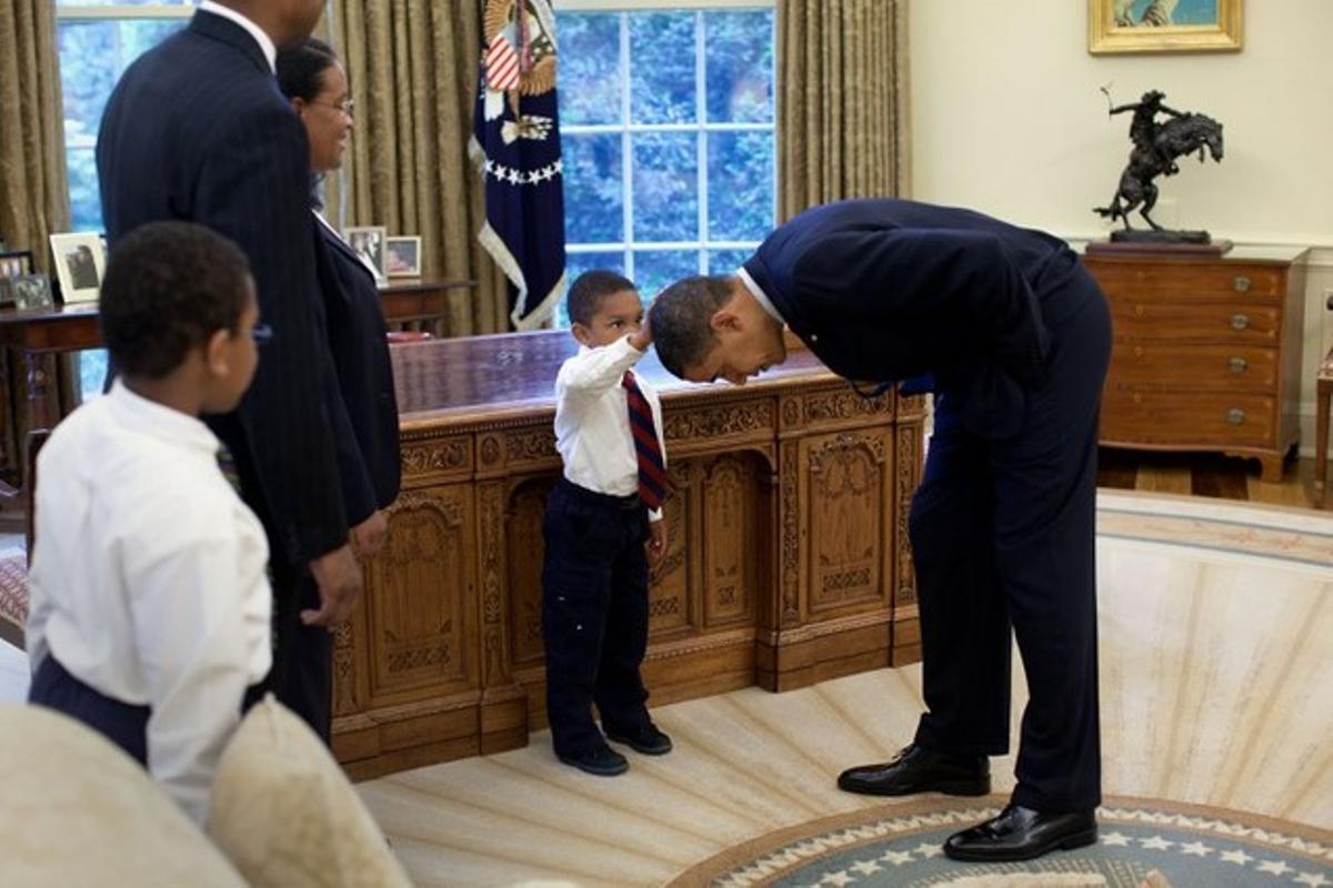 El fill d’un membre de la Seguretat Nacional li explica a Obama que li acaben de fer un tallat de cabells igual que el del president dels EUA.