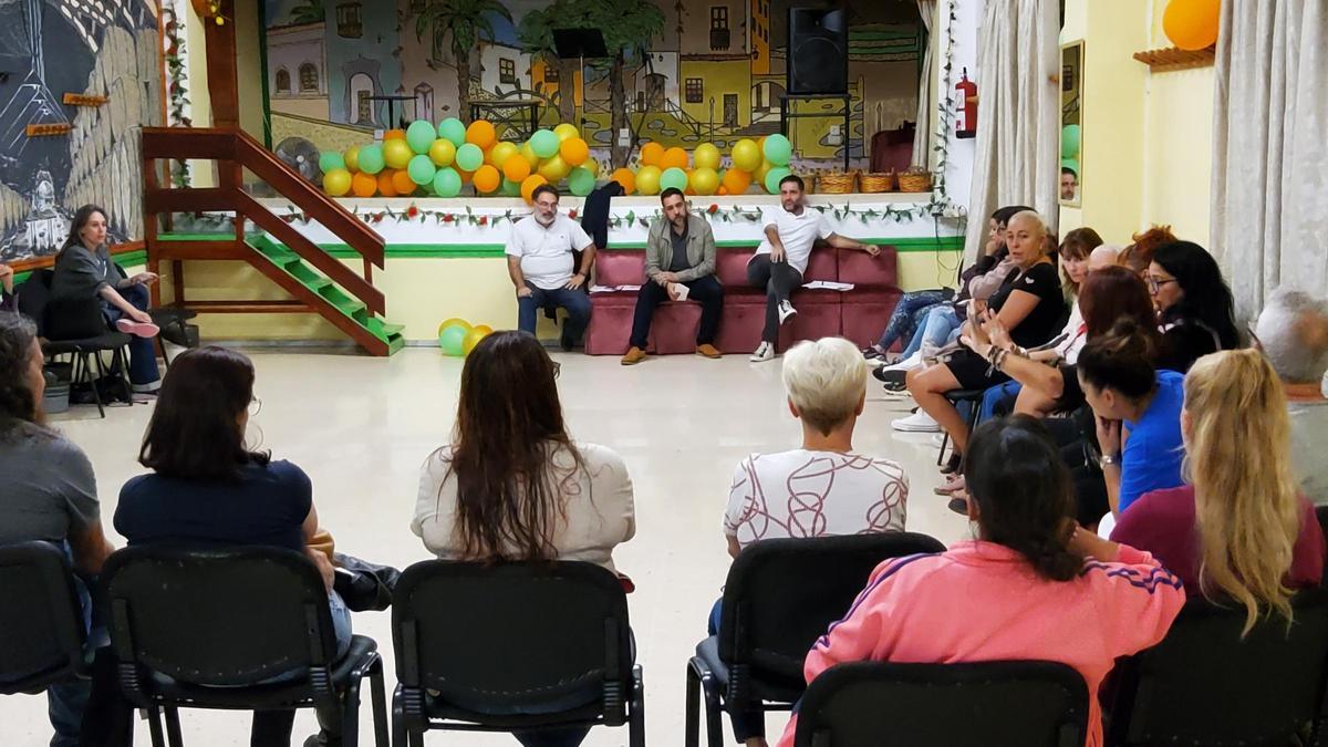 Bienestar Social de La Laguna durante una reución con los vecinos de las 119 viviendas de San Matías.