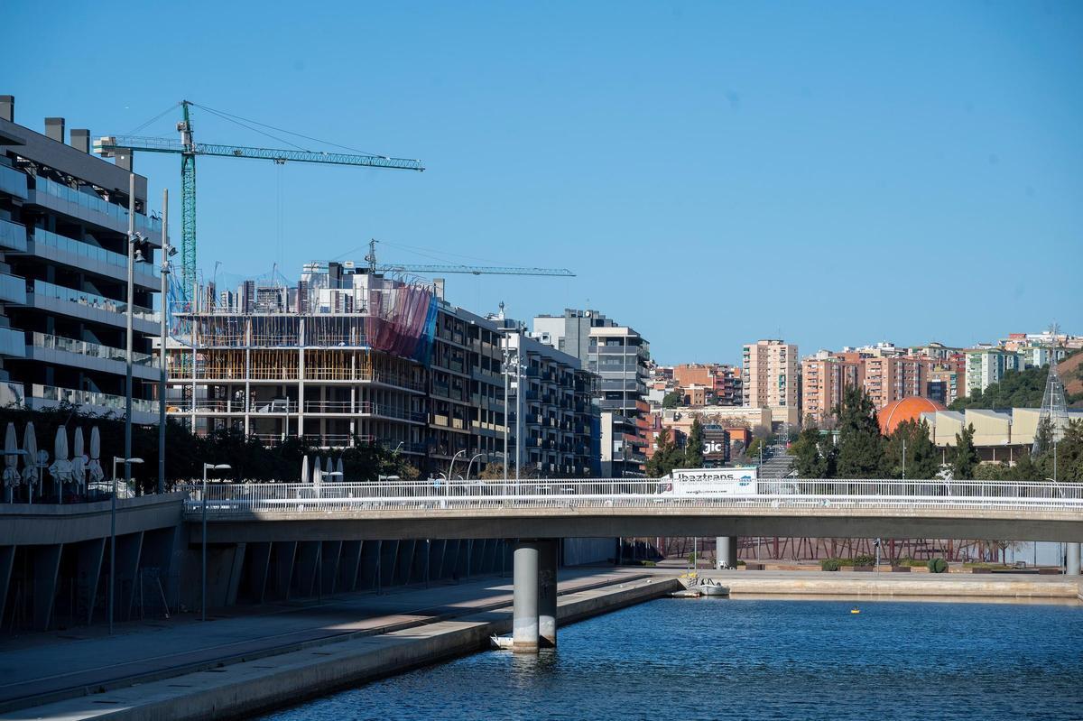 Construcción de nuevas viviendas junto al futuro Canal del Gorg, en Badalona Construcción de nuevas viviendas junto al futuro Canal del Gorg, en Badalona