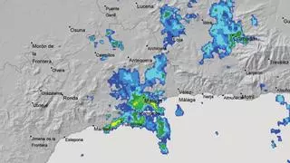 Una tormenta de rayos y truenos sorprende a Málaga de madrugada