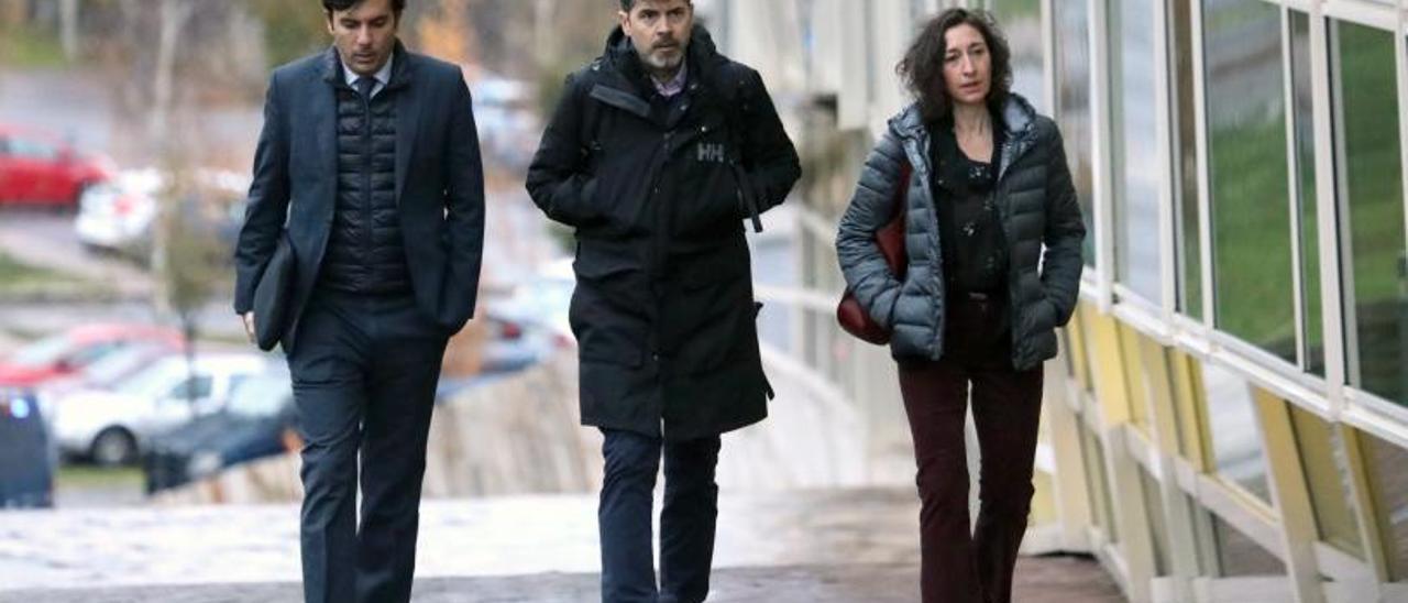 Javier Salvador Arriaga, Jorge Merino y Laura López, ayer, a su llegada a la sede judicial. |   // XOÁN ÁLVAREZ