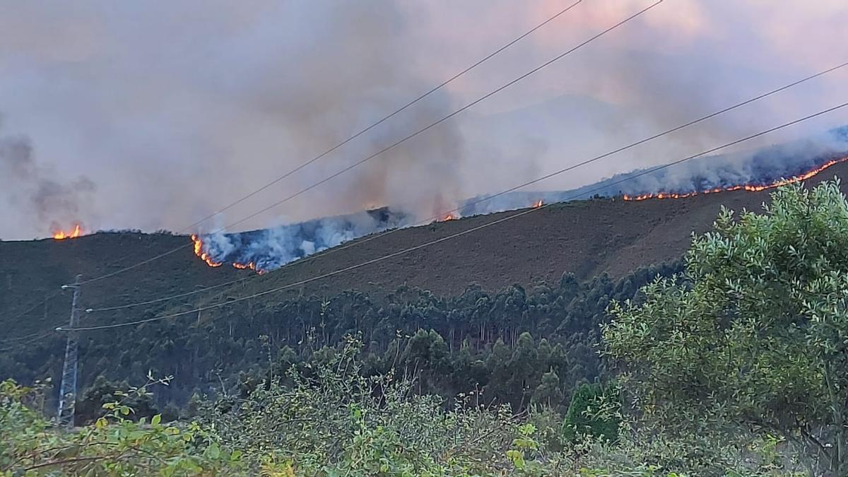 Imagen del incendio cerca de la localidad de Linares (Ribadesella).