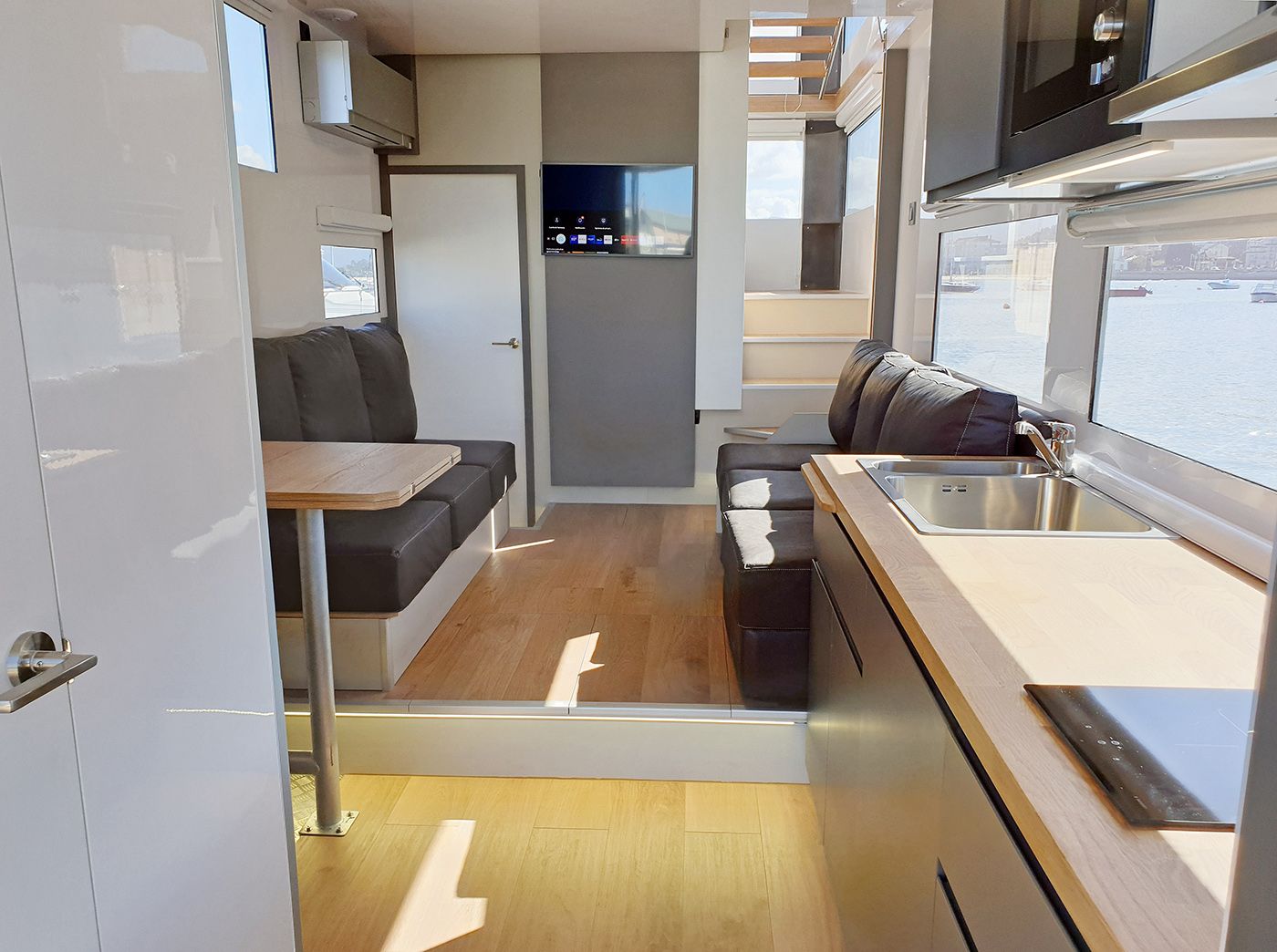 Interior del barco-apartamento de Navis Siren (2).jpg