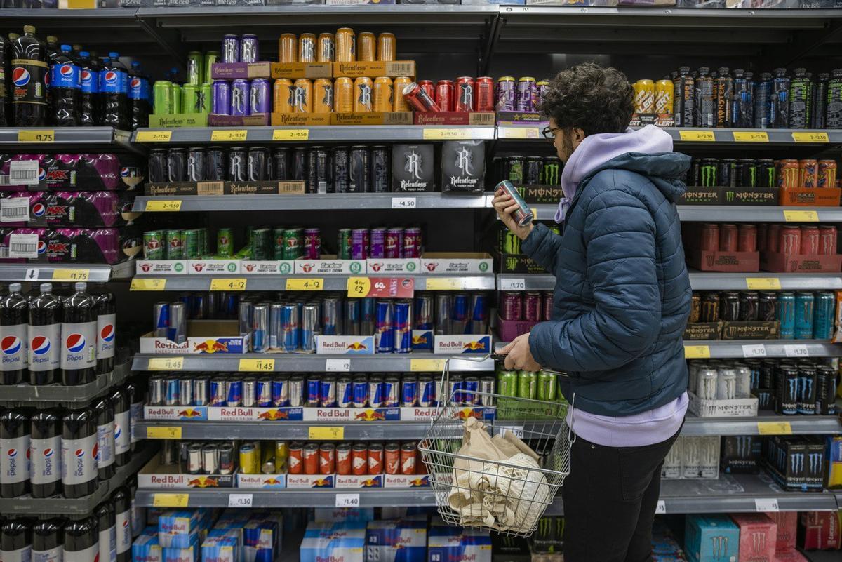 Una persona a l'interior d'un supermercat, en una imatge d'arxiu.