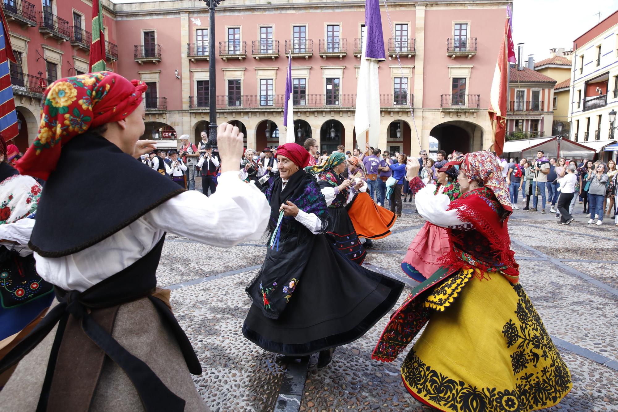 En imágenes: Gijón celebra el Día de León con bailes y el desfile de pendones