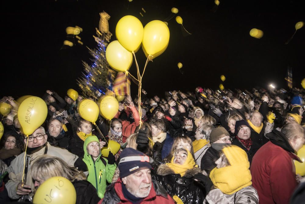 Més de 200 globus grocs acomiaden els presos sobiranistes de Lledoners