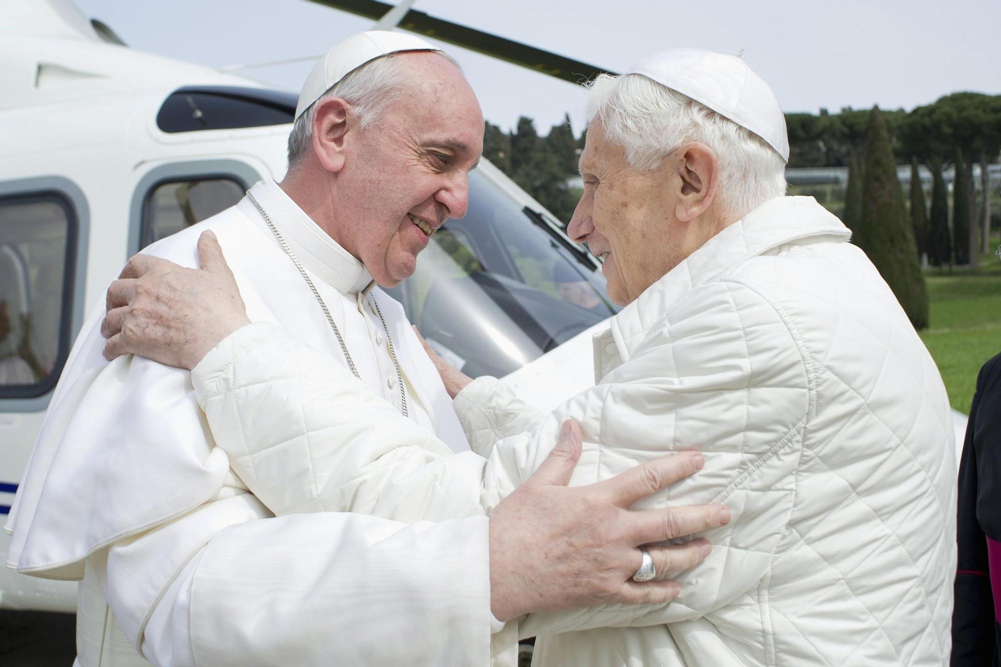 papa-francisco-papa-benedicto.jpg
