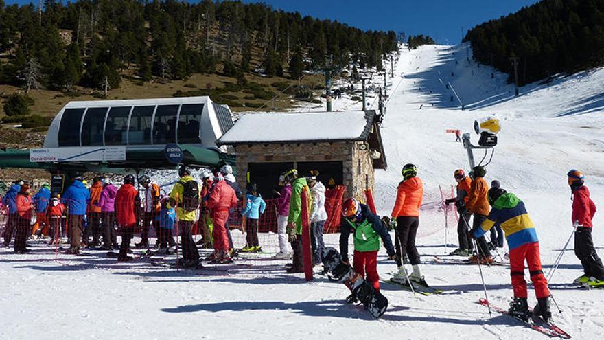 Alguns dels primers esquiadors de la temporada a Masella.