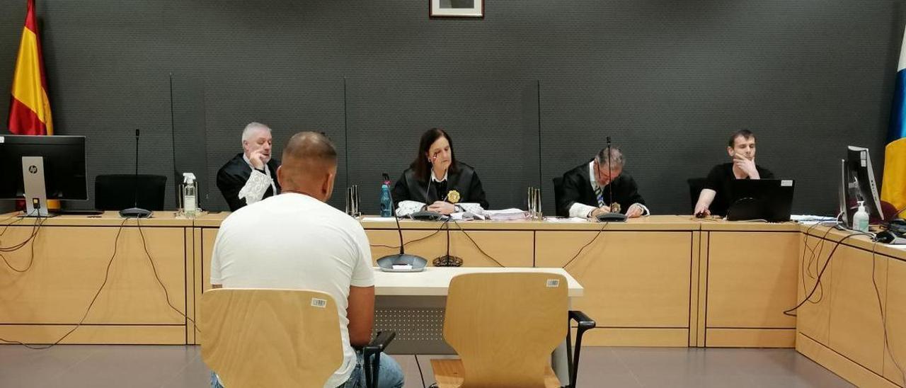 El acusado testifica ante el tribunal, ayer.