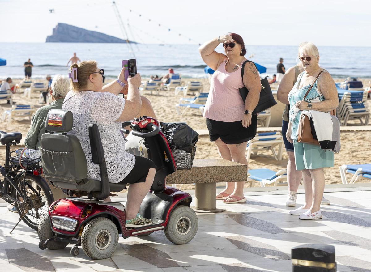 Turistas en la playa de Benidorm.