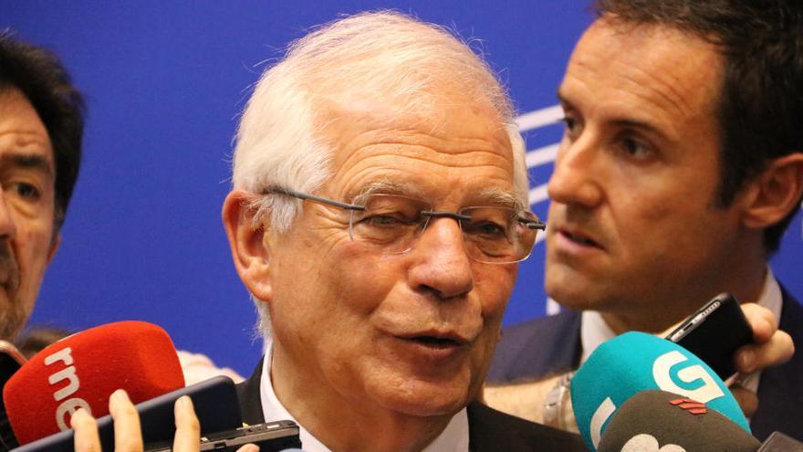 Borrell, atenent els mitjans