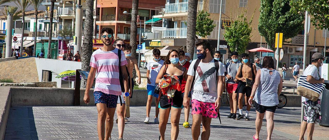 Grupos de jóvenes paseando ayer por la playa de s’Arenal.