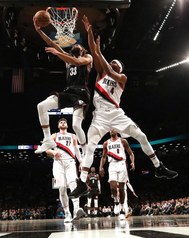 Allen Crabbe #33 de los Brooklyn Nets encesta durante el partido contra los Portland Trail Blazers en el Barclays Center en Nueva York.