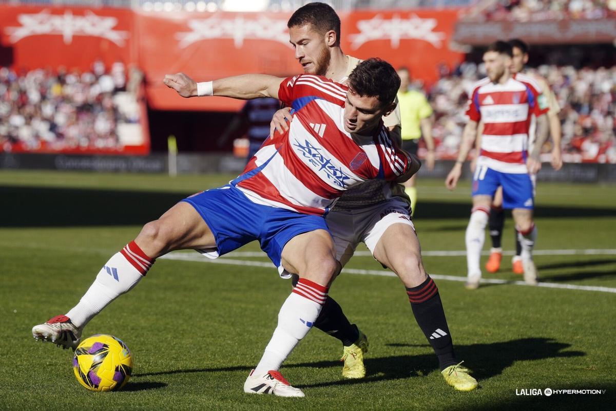 Lance entre el Granada CF y el Mirandés.