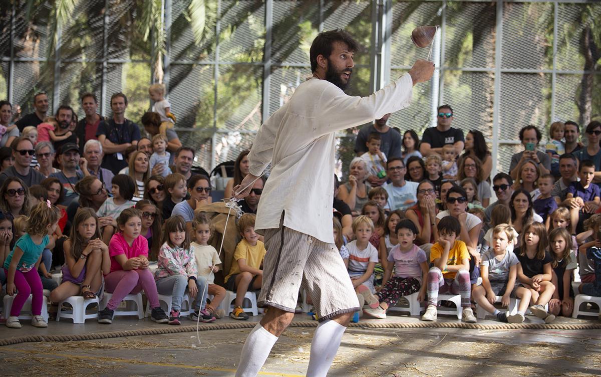 Espectáculos en el Parc de l’Escorxador en la foto Cia. D’Es Tro: Poi, especialista en peonzas