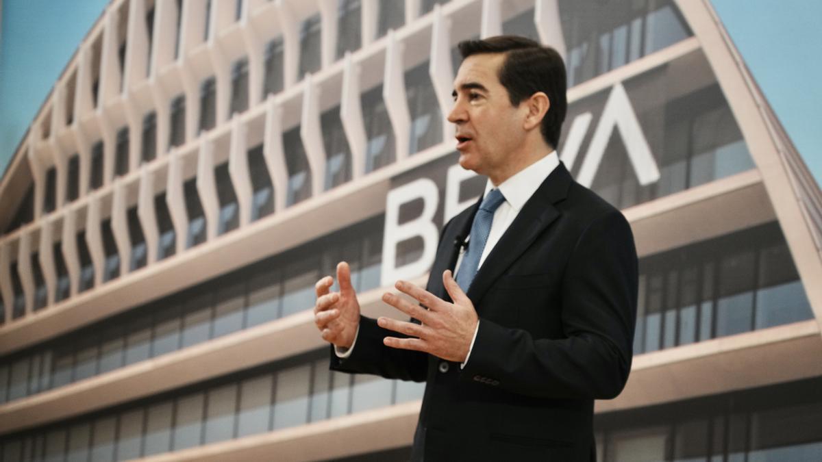 El presidente de BBVA, Carlos Torres Vila, ofrece declaraciones a los medios de comunicación antes de una Junta General de Accionistas del BBVA, en el Palacio de Euskalduna de Bilbao, a 15 de marzo de 2024, en Bilbao.