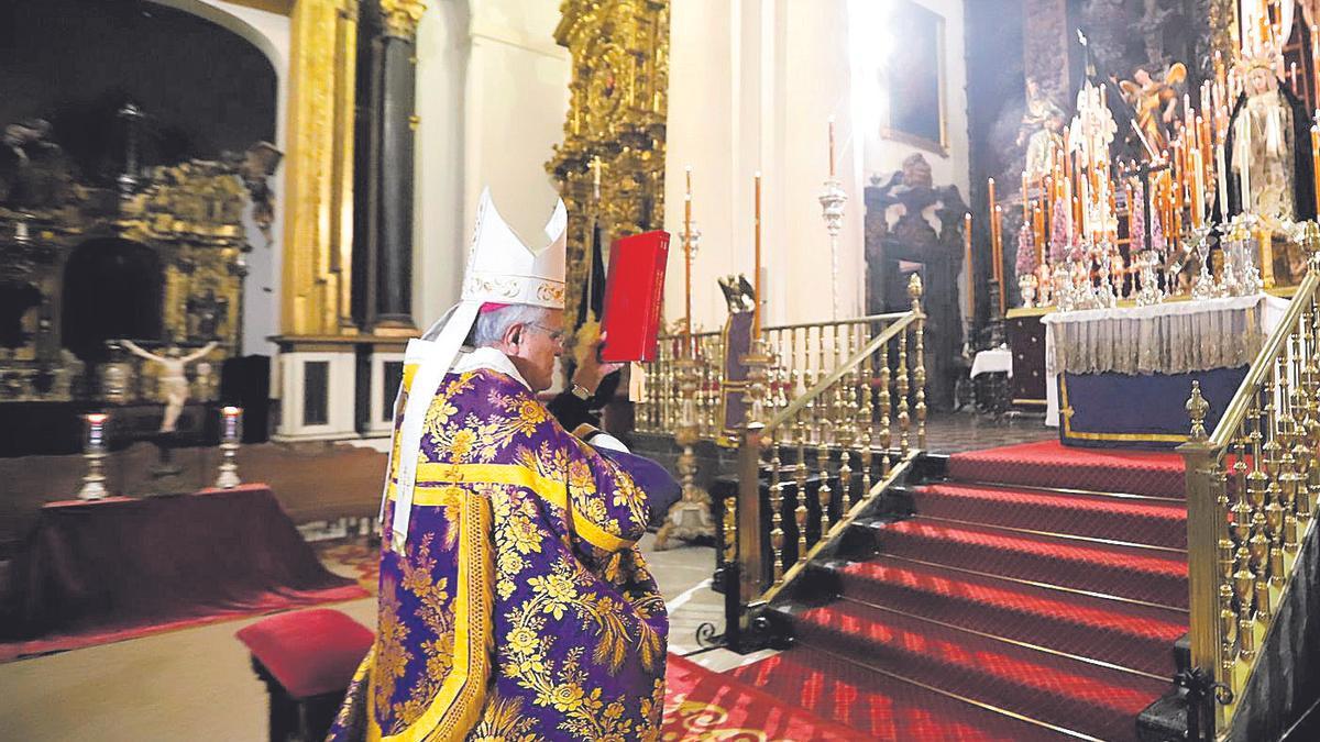 El obispo, Demetrio Fernández, ante el altar de cultos de El Sepulcro, en La Compañía.