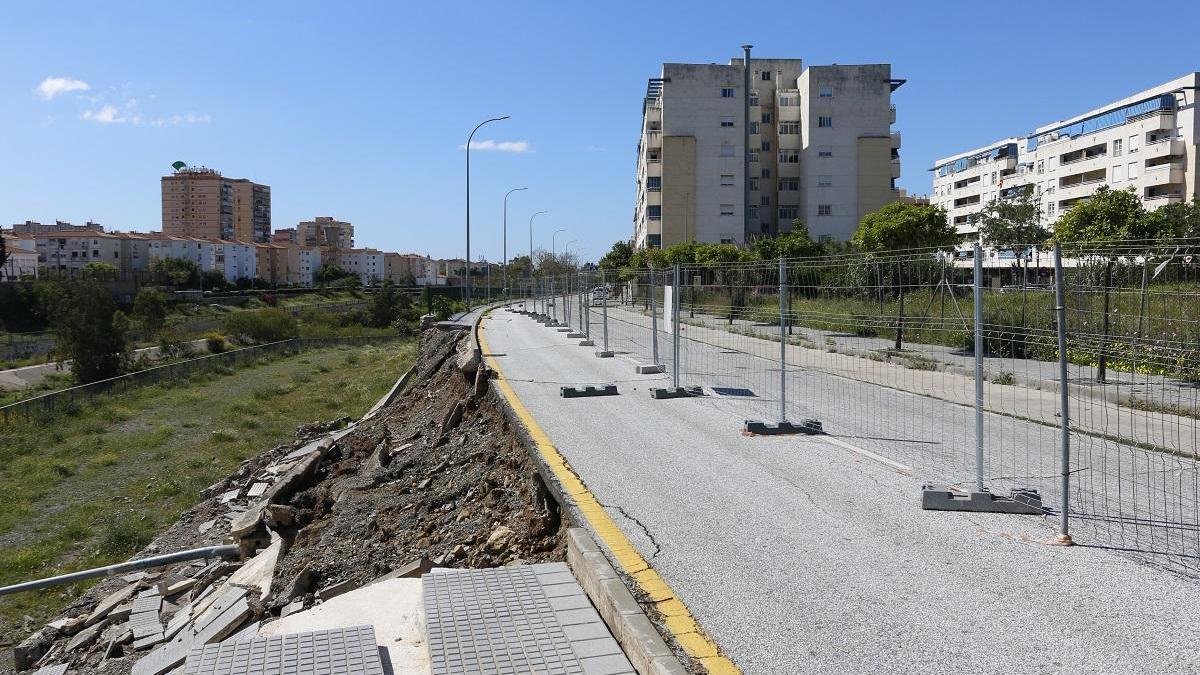 El desplome del muro junto al Guadalmedina ha provocado los daños en este tramo de la calle Joaquín Gaztambide.